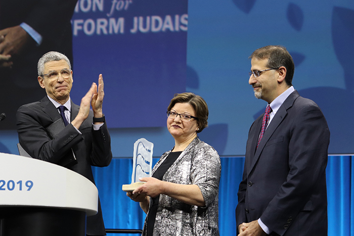 Rabbi Rick Jacobs presenting the Alexander Schindler Award to Julie Fisher and Ambassador Daniel Shapiro at the 2019 URJ Biennial