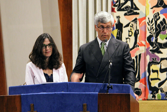 an image of Rabbi Jeff Glickman and Mindy Glickman standing on the bima