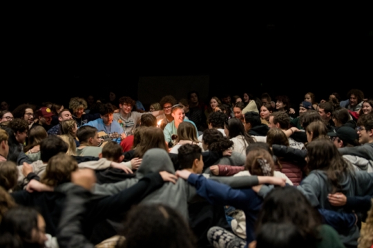 teens signing the Havdalah prayers in a circle 